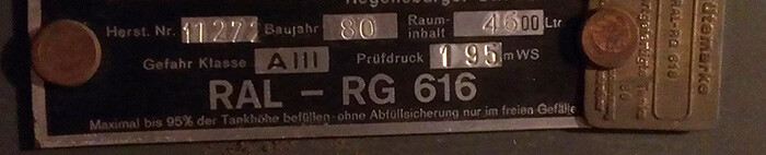 Close-up of a metal data plate with type RG 616, year of manufacture, and test pressure.