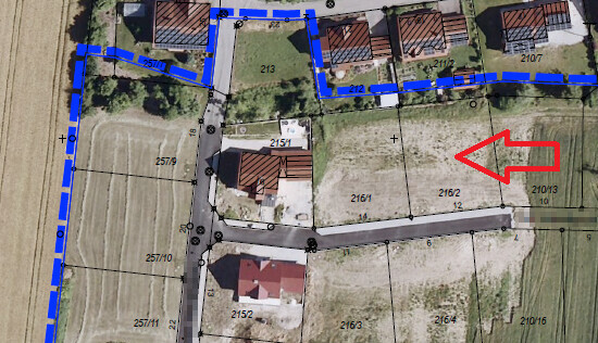 Site plan of a plot with parcels, roads, and blue border