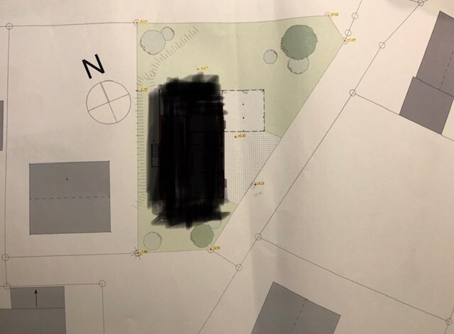 Site plan: green plot with trees and a central, concealed building.