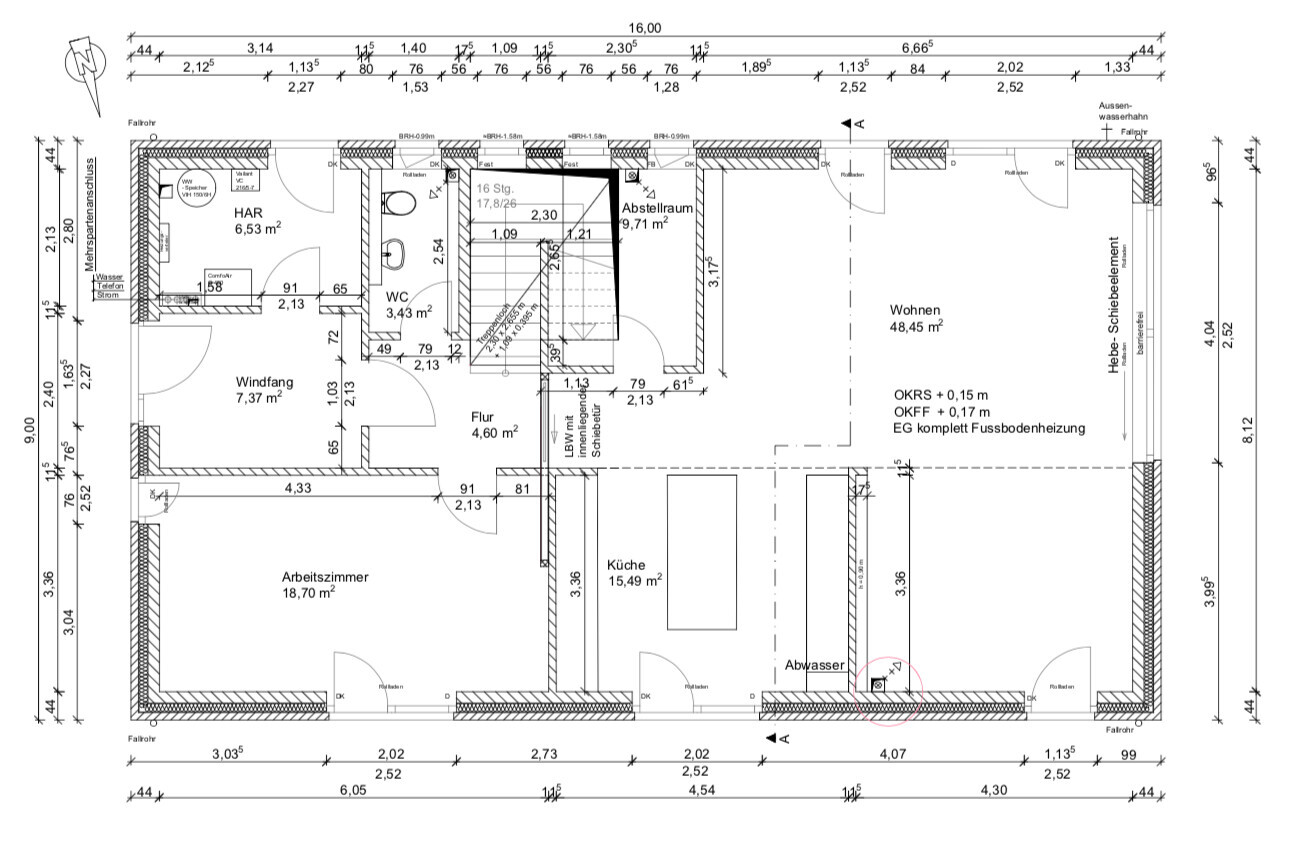 Grundriss eines Hauses mit beschrifteten Räumen: Küche, Wohnen, Arbeitszimmer.