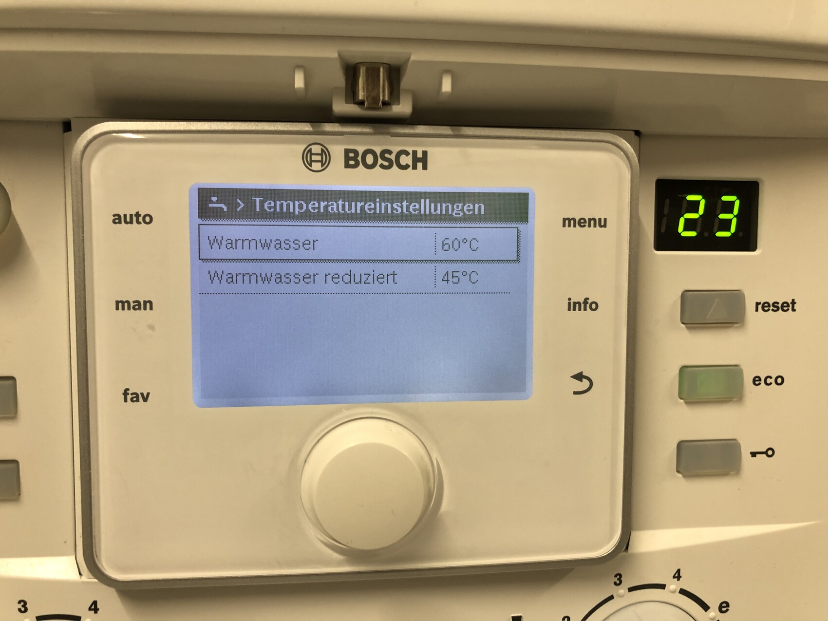 Bosch-Display mit Temperatureinstellungen: Warmwasser 60°C, Warmwasser reduziert 45°C.