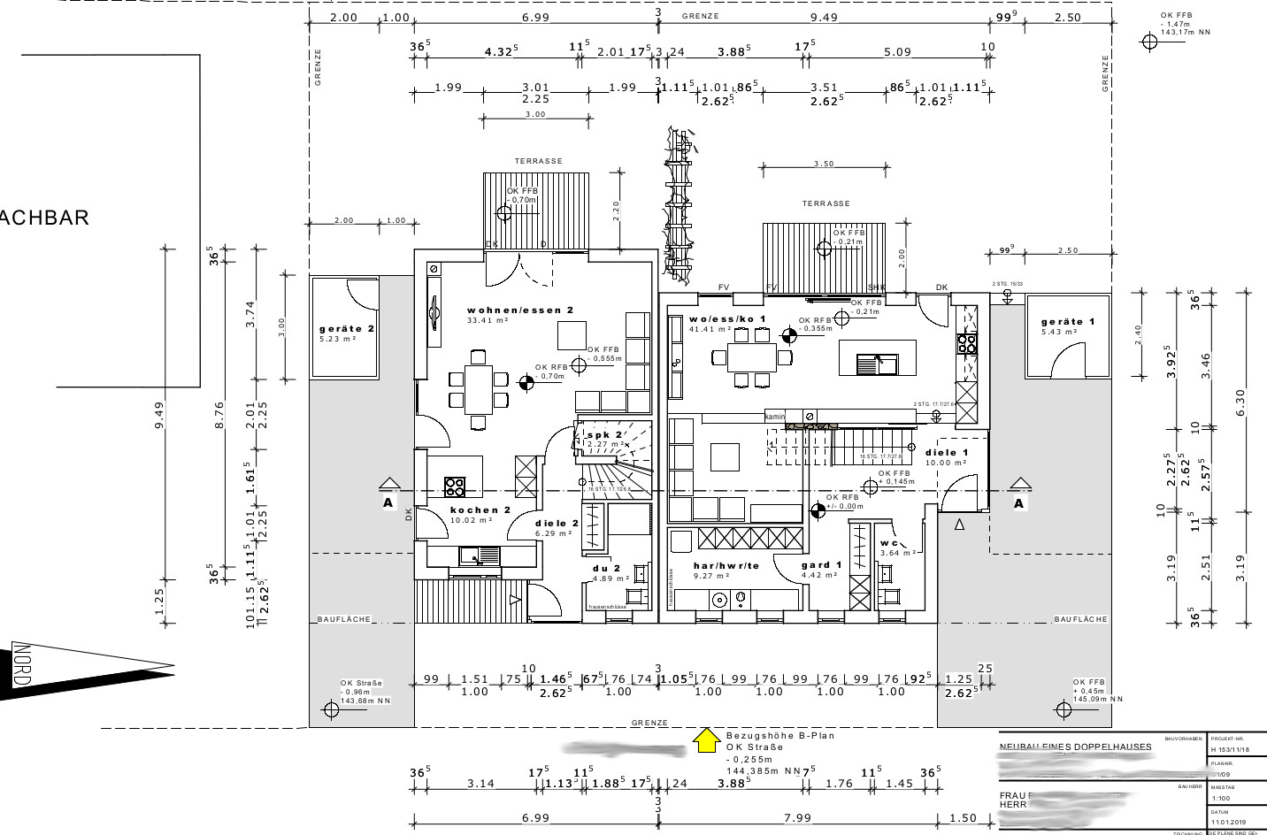 Grundriss eines Hauses: Wohn- und Essbereich, Küche, Diele, Bad, Garderobe, Terrasse.