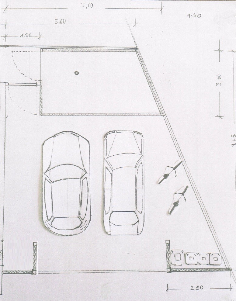 Grundriss einer Garage mit zwei Autos und Abstellflächen.