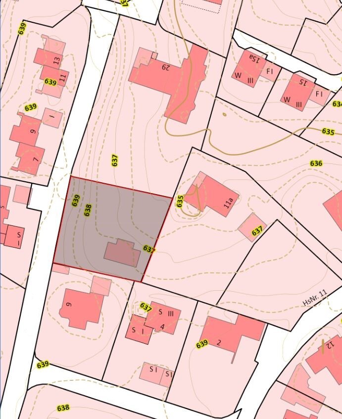 Katastralkarte: Parzellen mit Nummern, rosa Gebäude und graue Fläche im Zentrum.