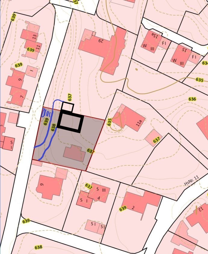 Lageplan einer Siedlung mit Parzellen, roten Gebäuden, blauer Wasserführung und schwarzem Umriss.