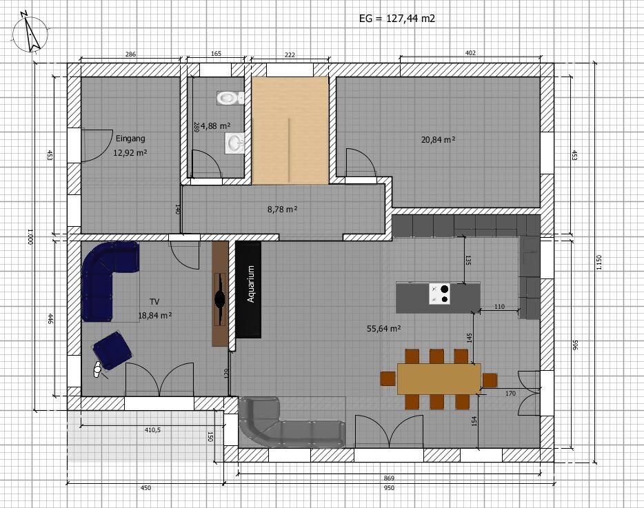 Grundriss eines Hauses: Eingangsbereich, Wohnzimmer mit TV, Aquarium, Ess- und Küchenbereich.