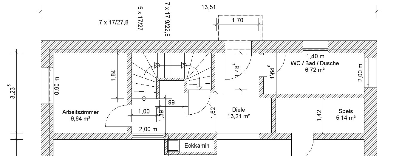 Grundriss: Arbeitszimmer, Diele, WC/Bad/Dusche, Speis; Treppenhaus und Eckkamin.
