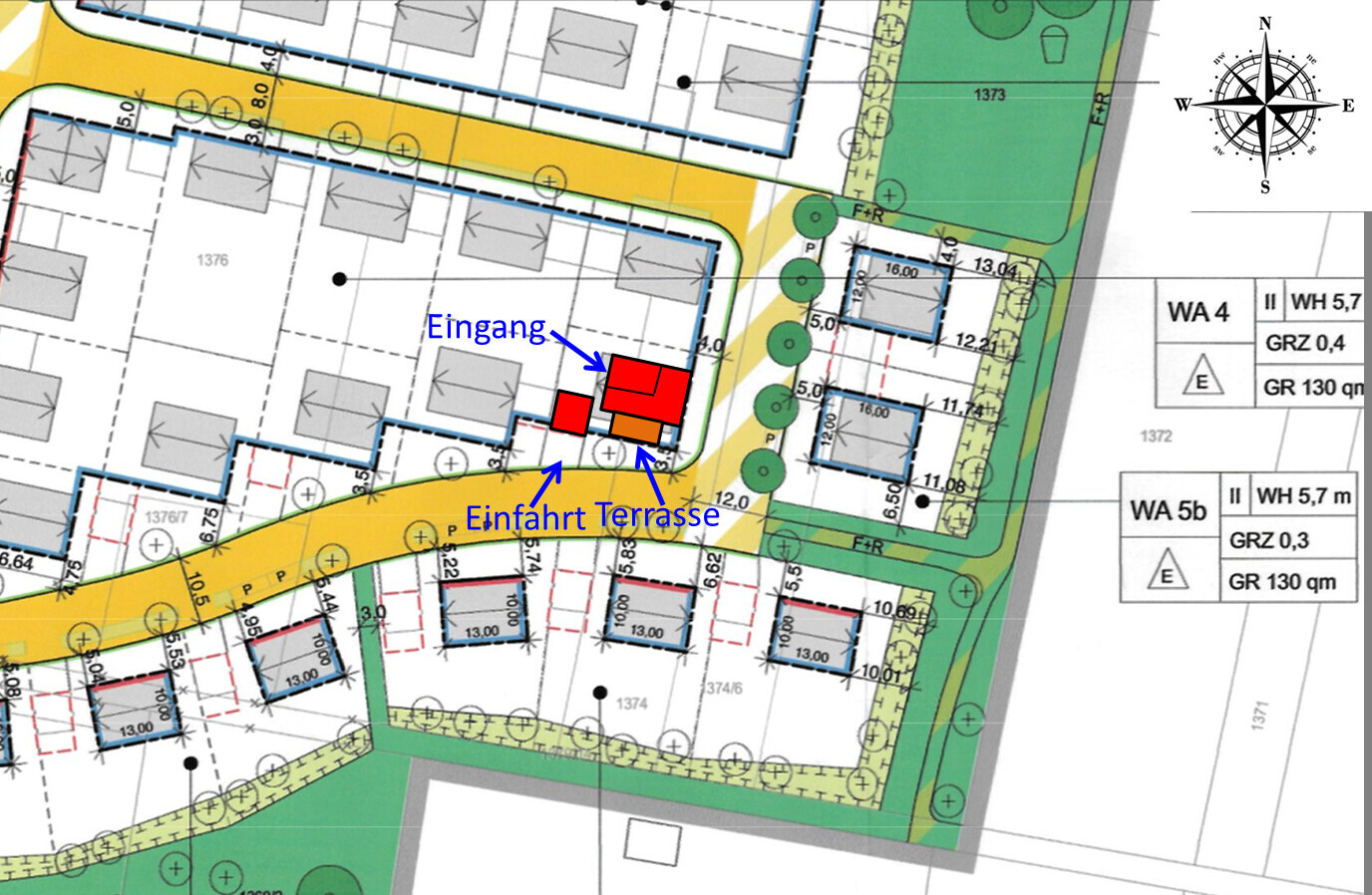 Site plan of a residential area with entrance and terrace driveway, compass at top right.