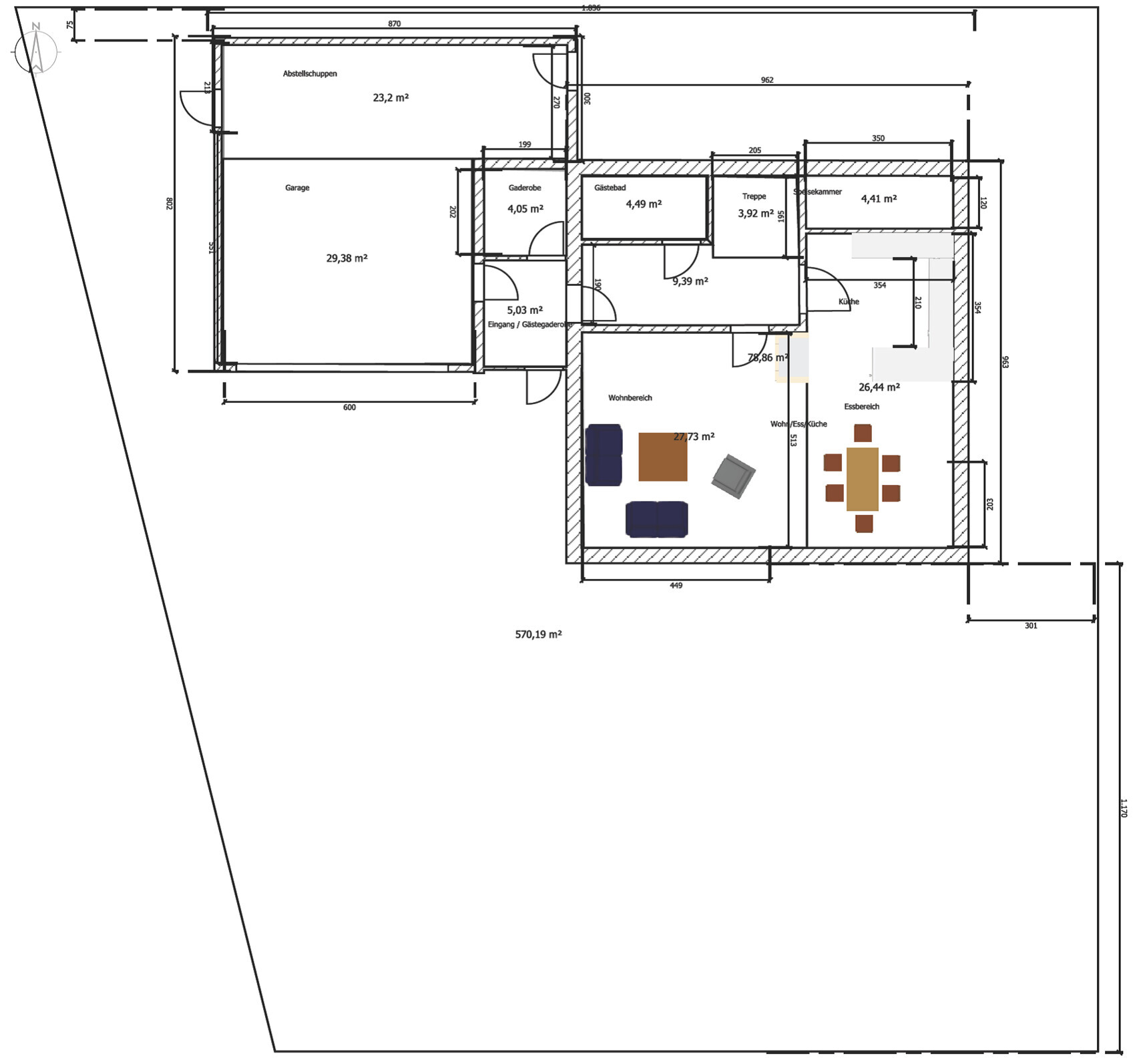 Grundriss eines Hauses mit Garage, Abstellschuppen, Küche, Wohn- und Essbereich.
