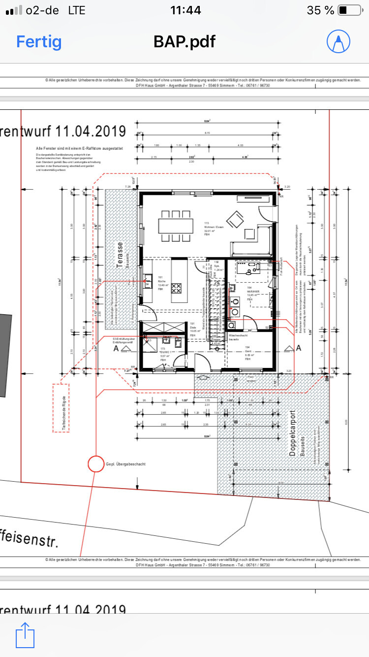 Grundriss eines Hauses: Küche, Esszimmer, Wohnzimmer, Bad, Treppe, Terrasse.