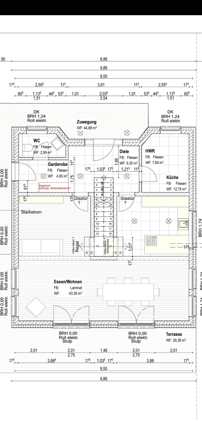 Grundriss eines Hauses: offener Ess- und Wohnbereich, Küche, Diele, Garderobe, WC, HWR, Terrasse.