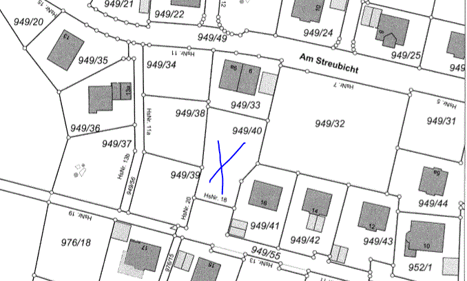 Lageplan eines Grundstücks mit Parzellen, Straßenverlauf und Gebäuden.