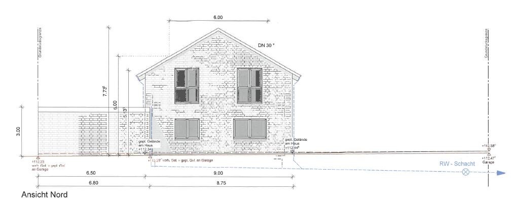 Nordansicht eines zweigeschossigen Ziegelhauses mit Garage links, Fenstern und Maßlinien