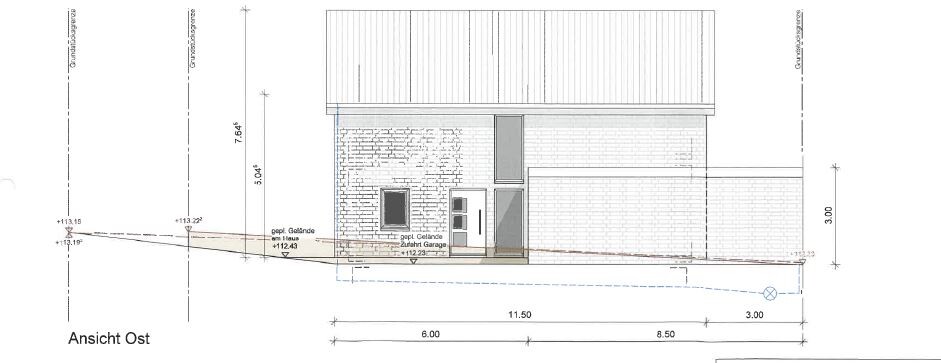 Ansicht Ost eines modernen Einfamilienhauses: Steinmauer links, Eingangstür, großes Fenster.