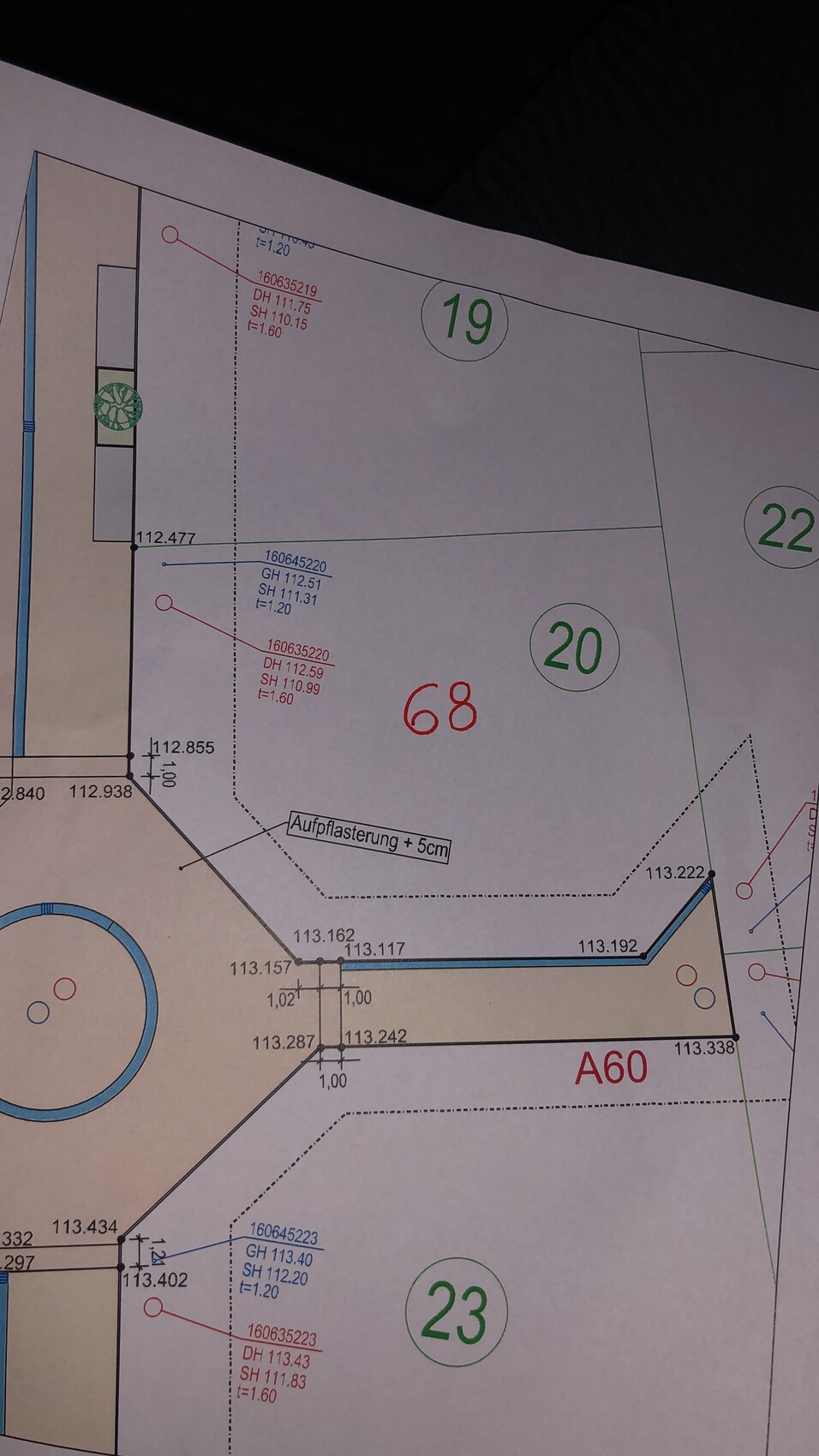 Lageplan: Parzellen 19, 20, 22, 23; rote 68 markiert; Aufpflasterung +5 cm.