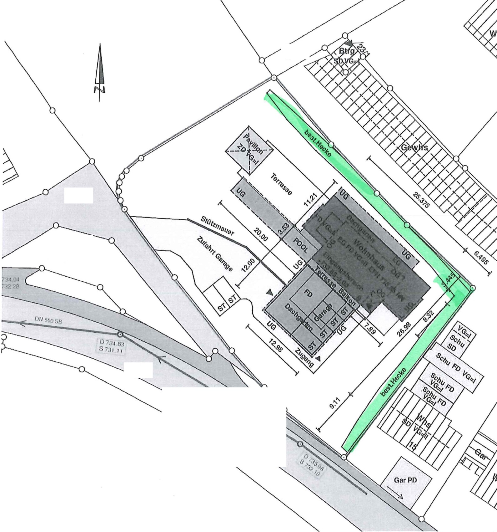 Site plan of a building complex with terrace, driveway, garage, and green hedge at the edge.