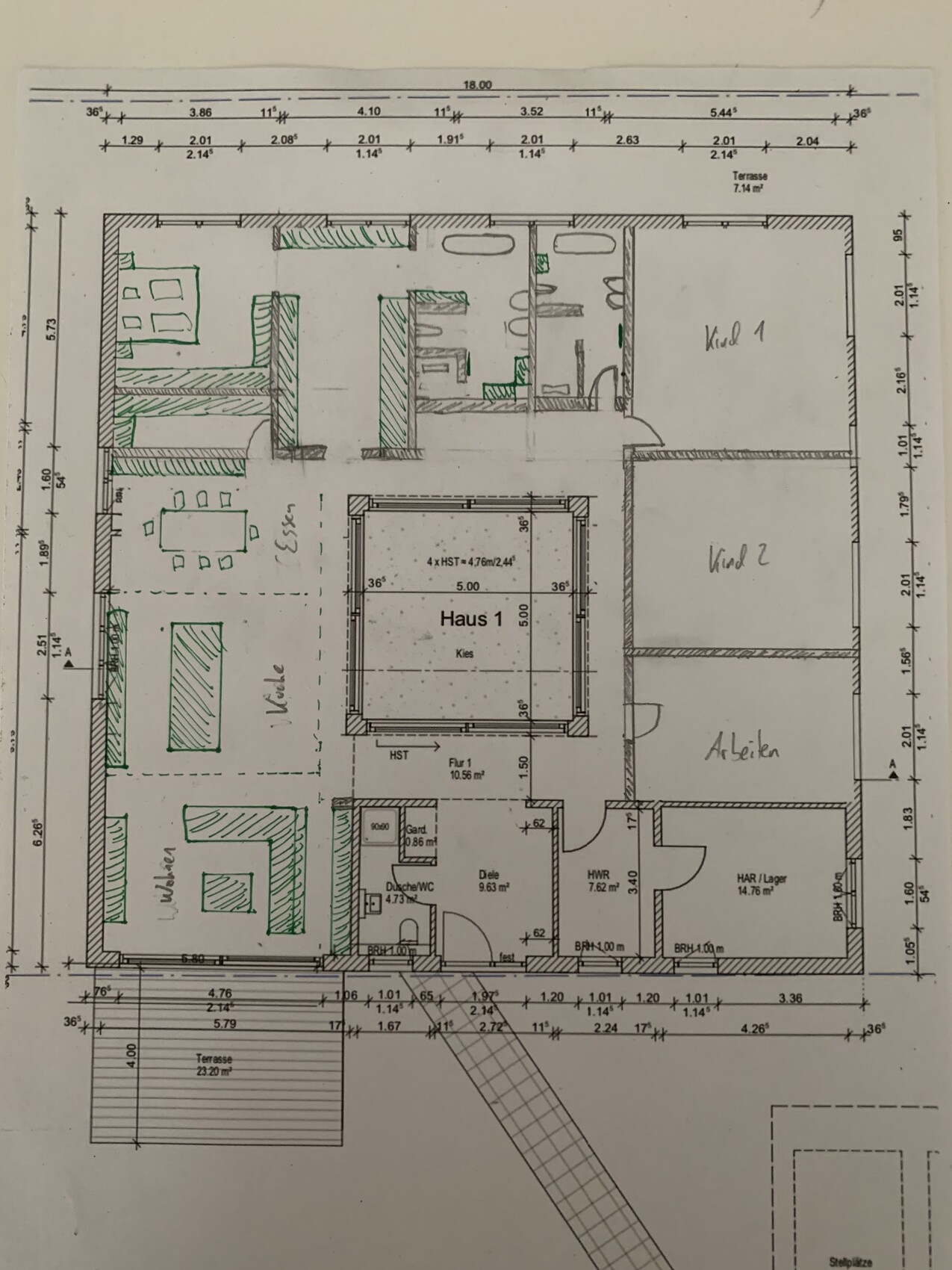 Floor plan of a house: central hall, living room on the left, kitchen, two children’s rooms on the right, terrace.