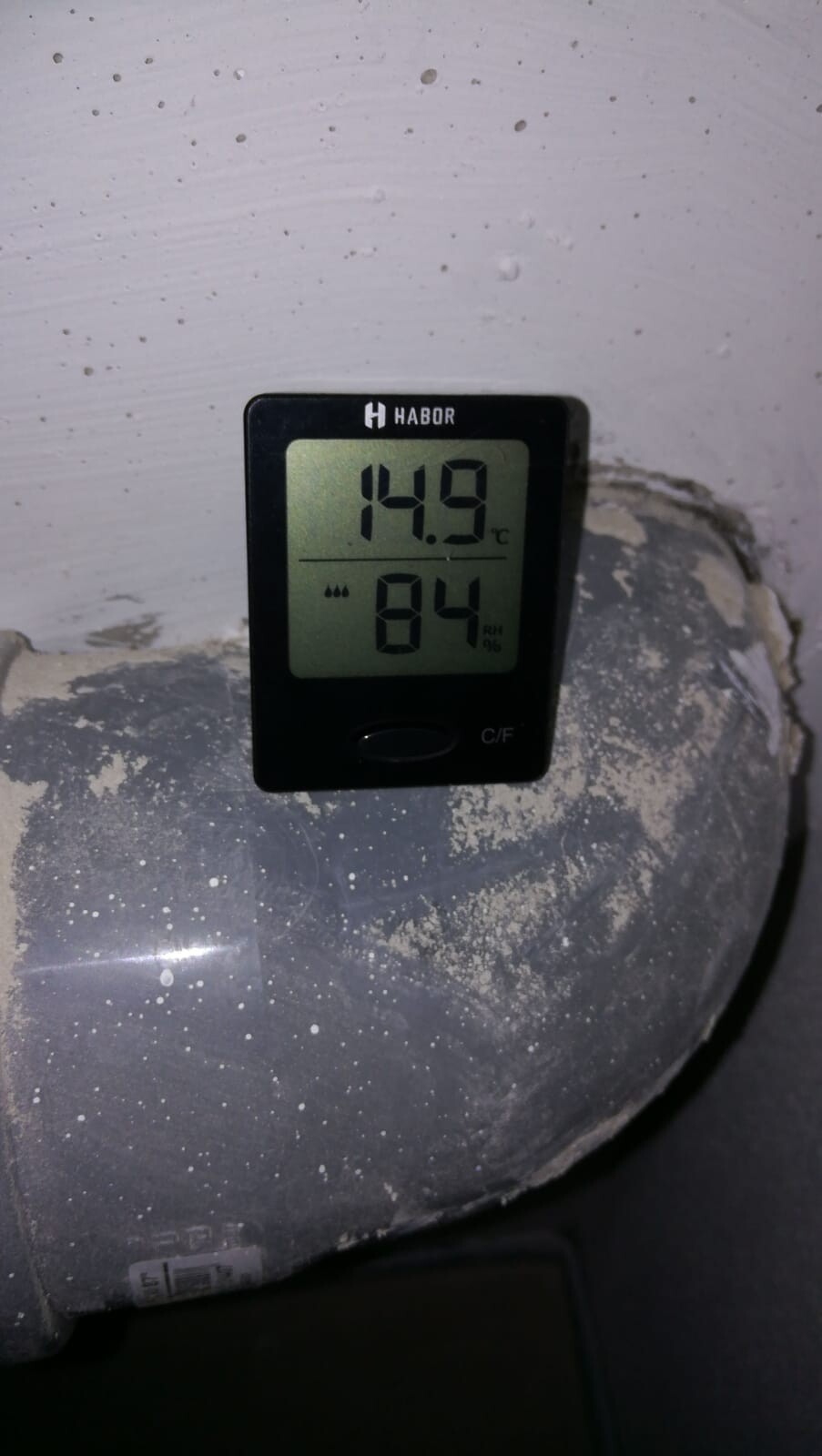 Habor Hygrometer zeigt 14,9 °C und 84% RH an, auf staubigem Rohr.
