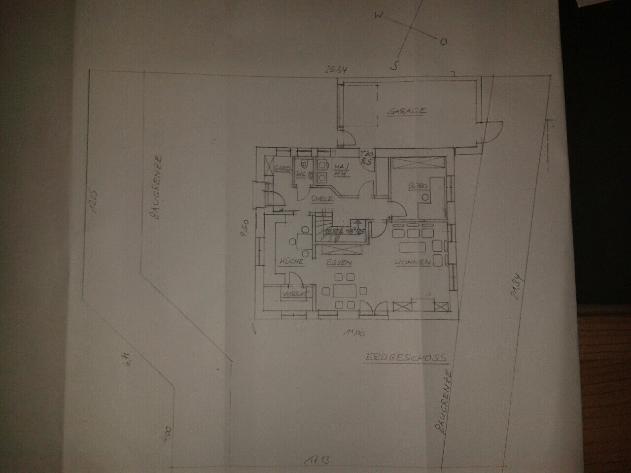 Skizzenhafter Hausgrundriss mit Garage, Küche, Wohnzimmer und Fluren