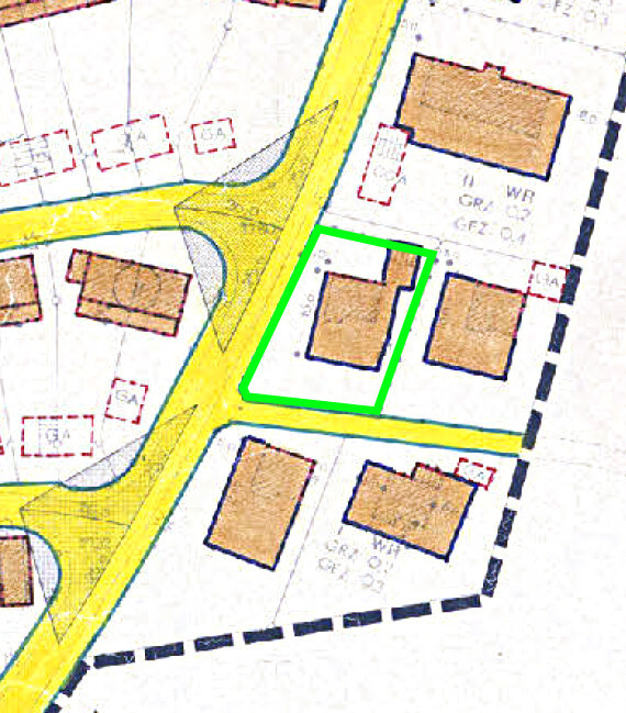 Site plan: yellow streets, brown buildings; green-bordered plot in the center.