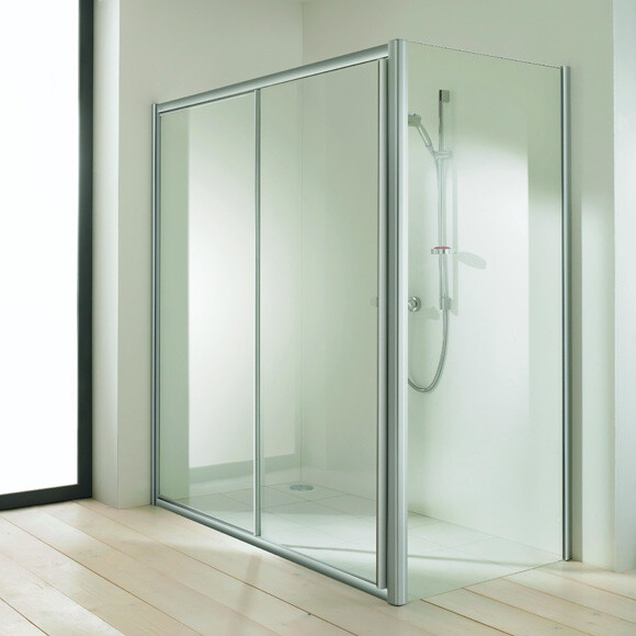 Moderne Dusche mit Glasduschkabine im hellen Badezimmer
