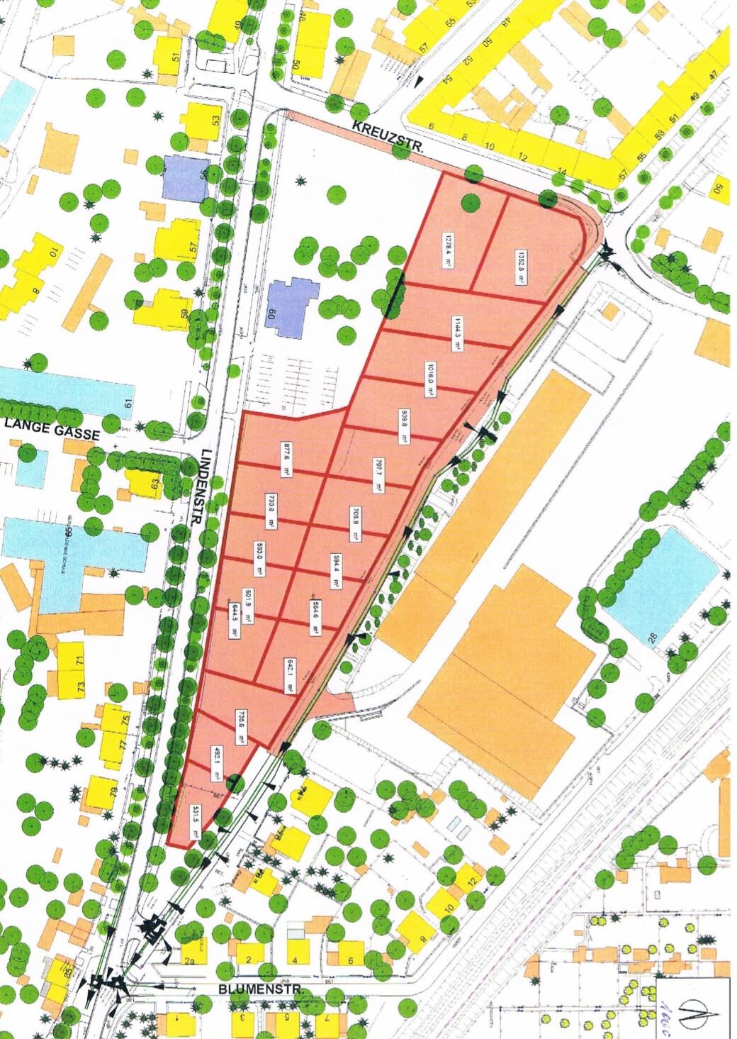 Lageplan eines Baugebiets mit rot markierten Parzellen an kurvenreicher Straße und Bäumen.