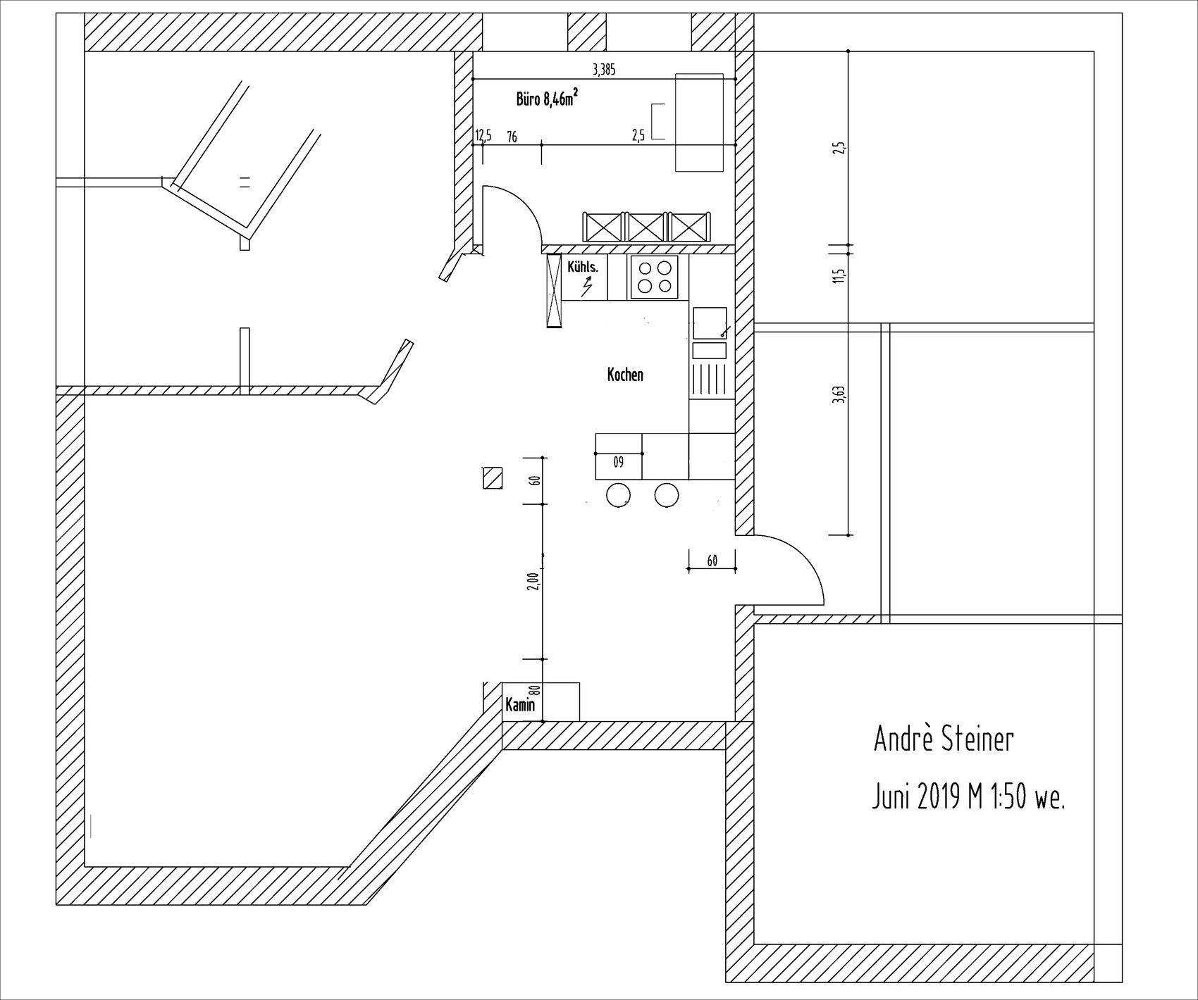Grundriss eines Wohn- und Küchenbereichs mit Büro, Kamin und Maßangaben.