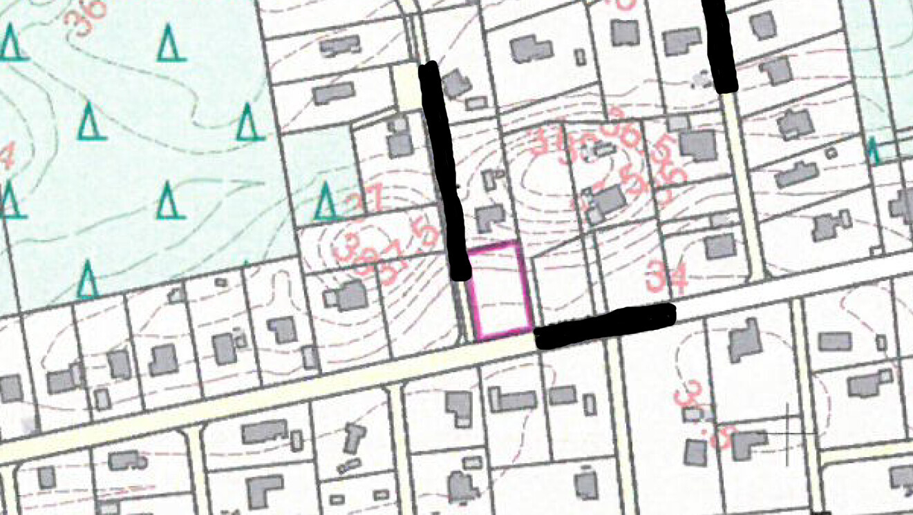 Site plan: magenta outlined rectangular plot enclosed by black lines.