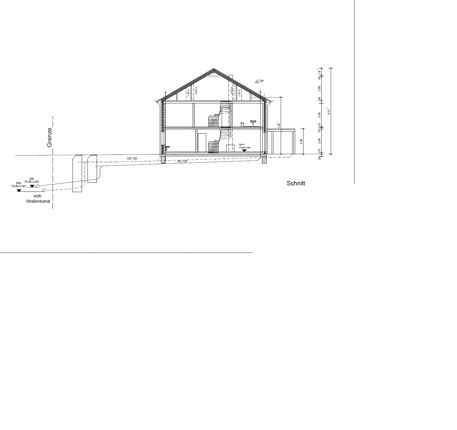 Architektur-Querschnitt eines Hauses mit Dachgeschoss, Treppe, Maßen und Kanalanschluss.