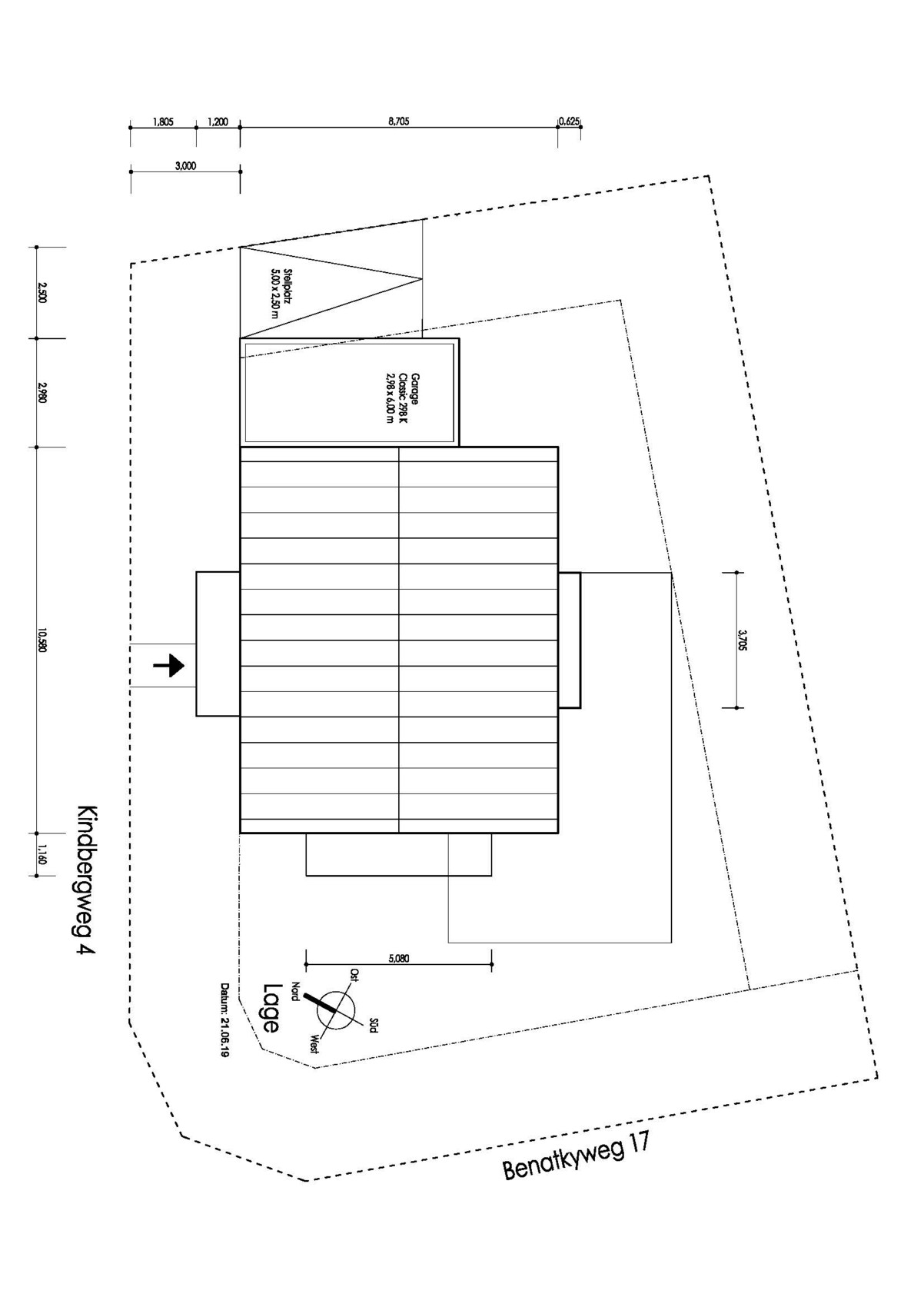 Site plan: building in the center of the plot with boundary lines, dimensions and street names.