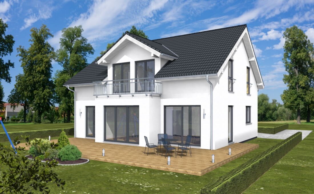 Modernes weißes Einfamilienhaus mit Holzterrasse, Balkon, großen Glasfronten und Garten.