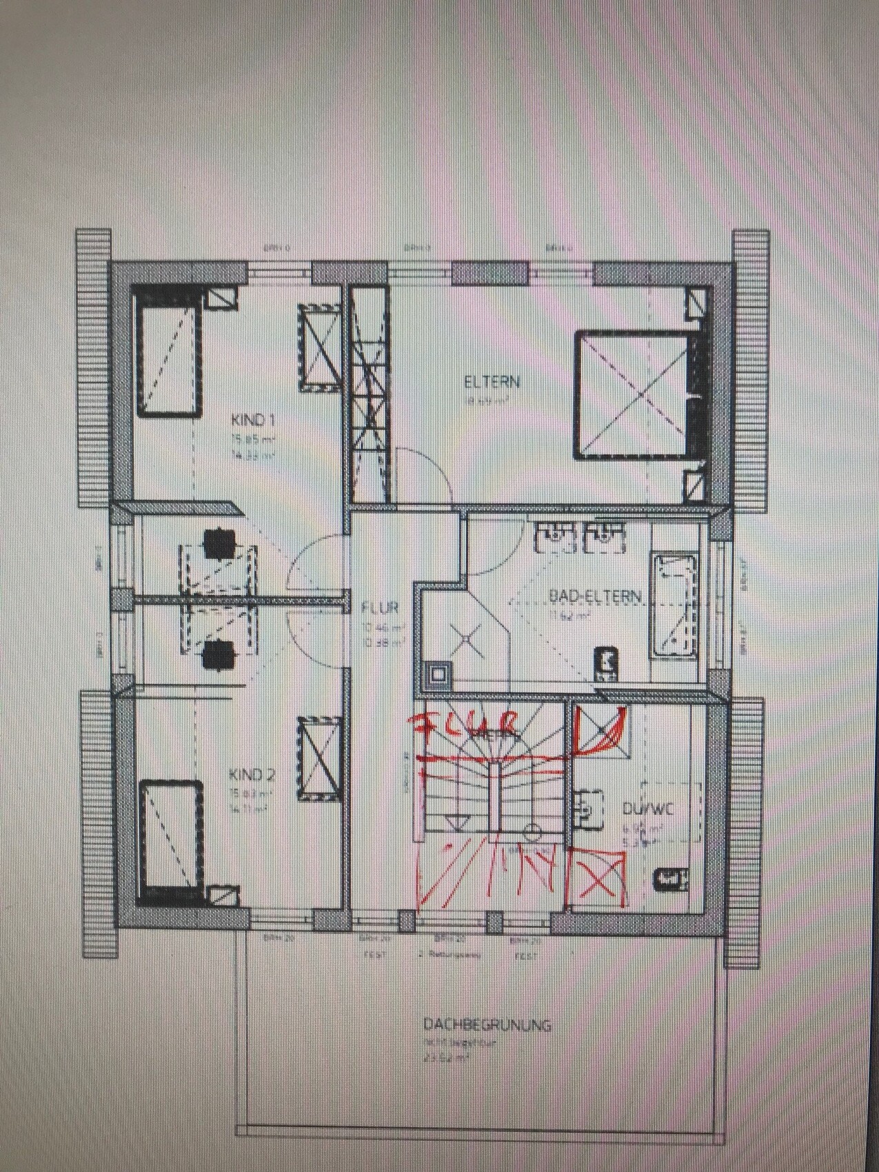 Floor plan of an upper floor: master bedroom, two kids’ rooms, hallway, bathroom, shower/toilet, staircase.