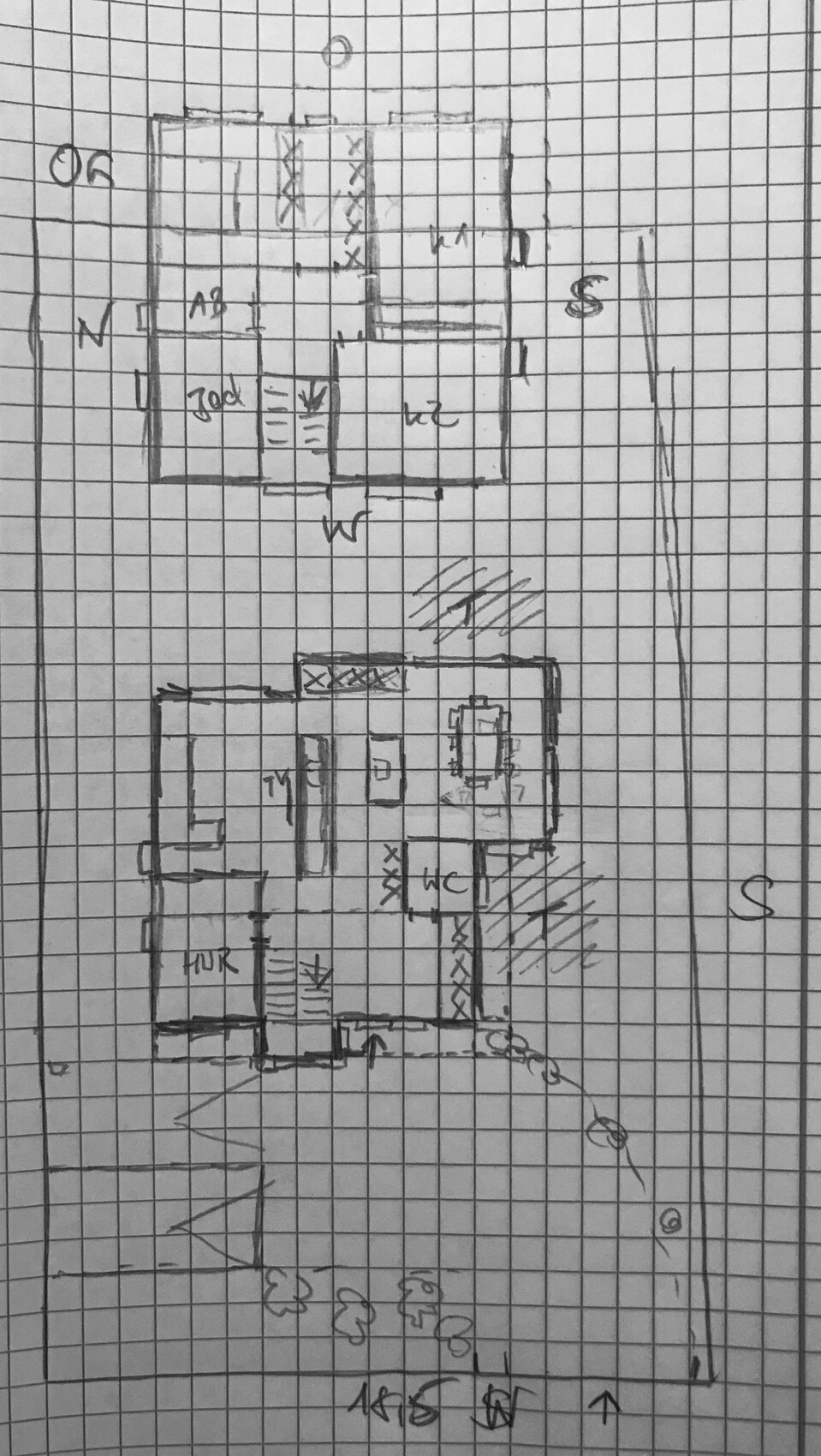 Handgezeichnete Haus-Grundriss-Skizze mit Zimmern, Türen und Außenbereich