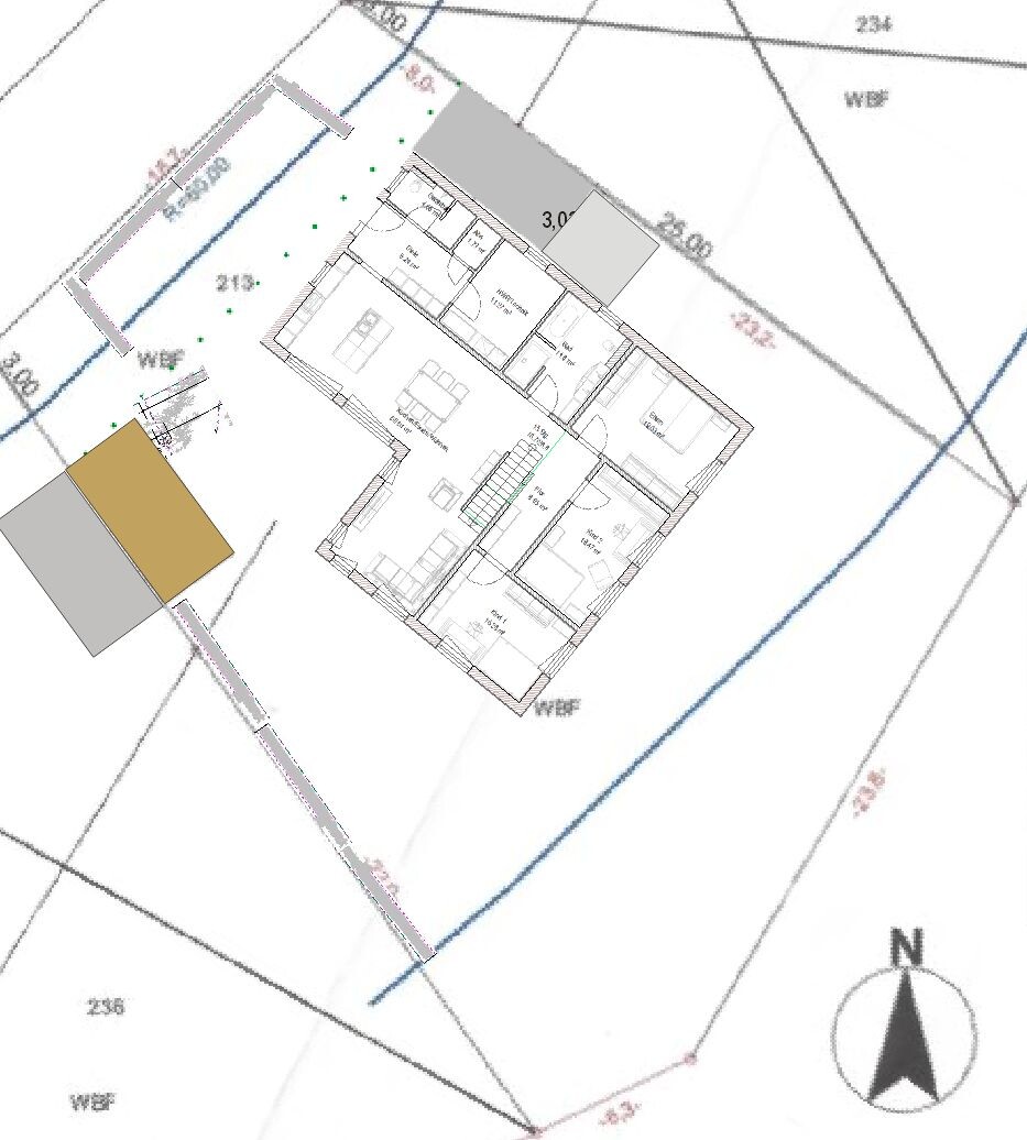 Draufsicht auf einen schräg liegenden Hausgrundriss mit Grundstücksgrenzen und Kompassrose.