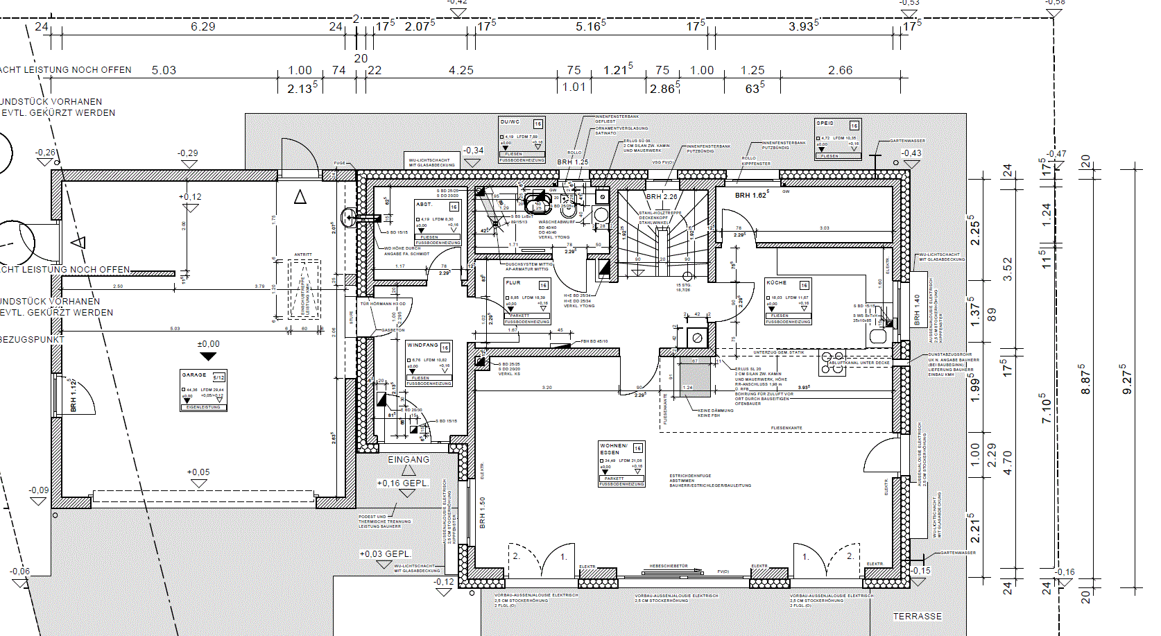 Architekturplan: Grundriss eines Hauses mit Räumen, Türen und Terrasse.