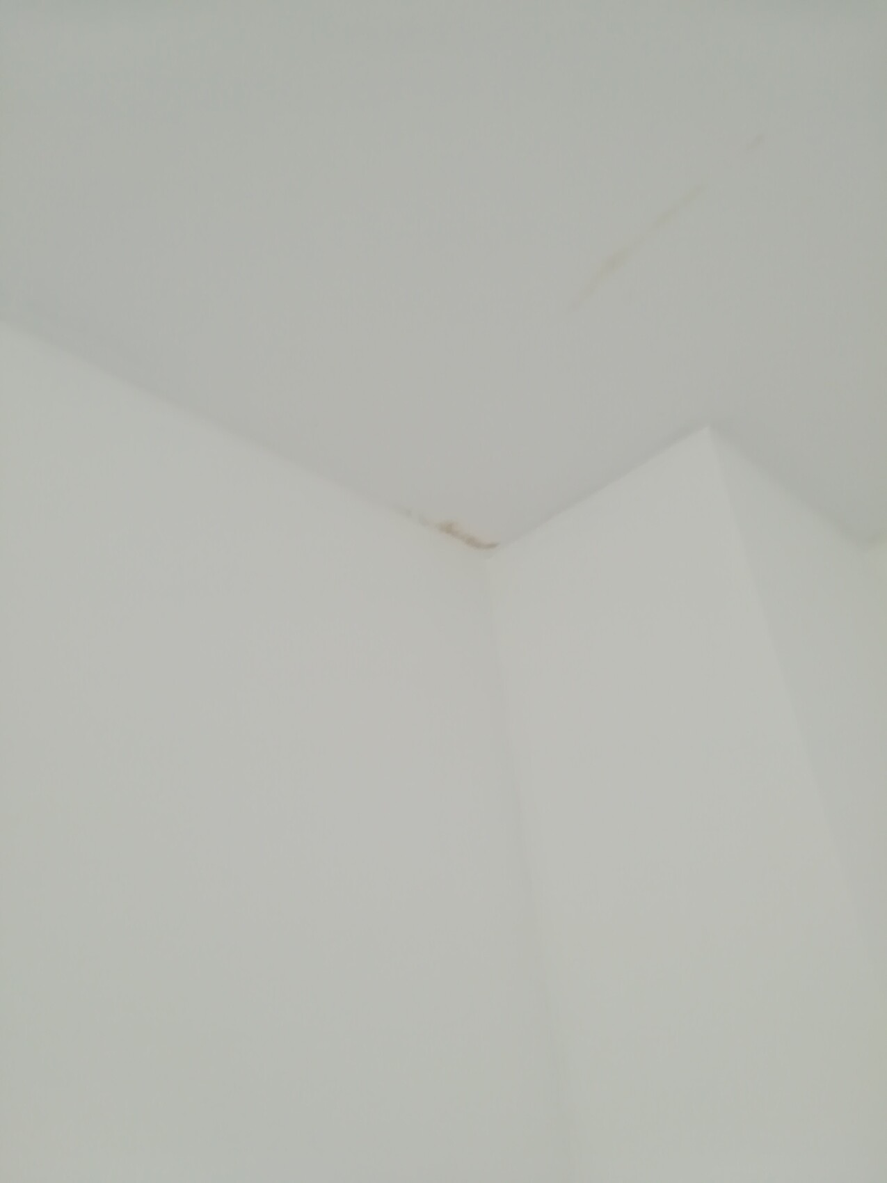 Innenwand-Ecke mit kleinem braunen Fleck