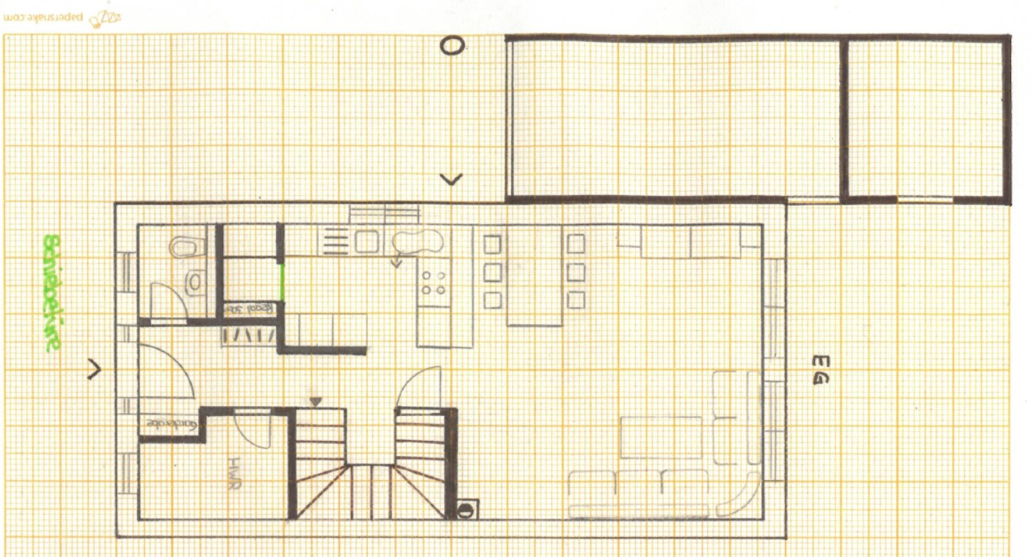 Floor plan of a residential building: entrance on the left, stairwell in the middle, kitchen, dining and living area, bathroom.