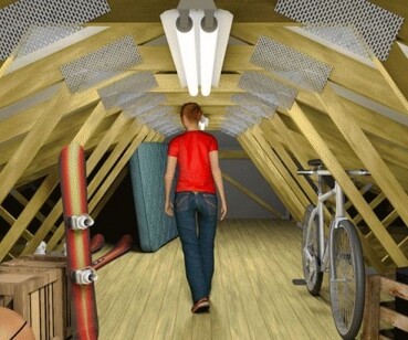 Person im Dachgeschoss mit Holzbalkenstruktur, Fahrrad und Scooter im Innenausbau-Raum