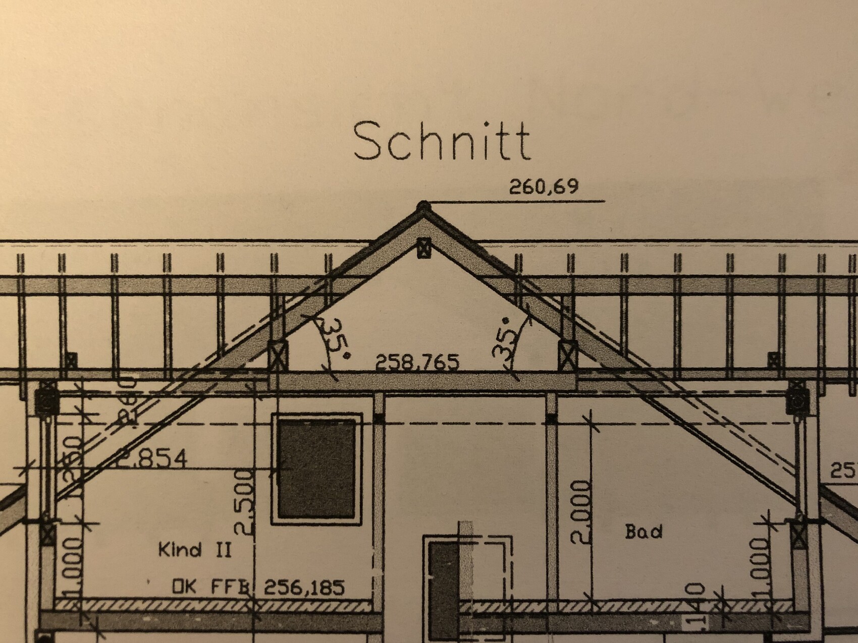 Architektonischer Schnitt durch ein Haus mit Dachgiebel; Innenräume Bad und Kind II, Maße in mm.