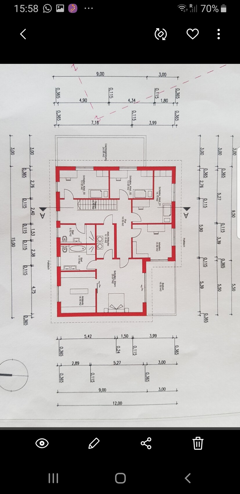 Grundriss eines Wohnhauses mit roten Außenwänden, Innenräumen und Treppen.