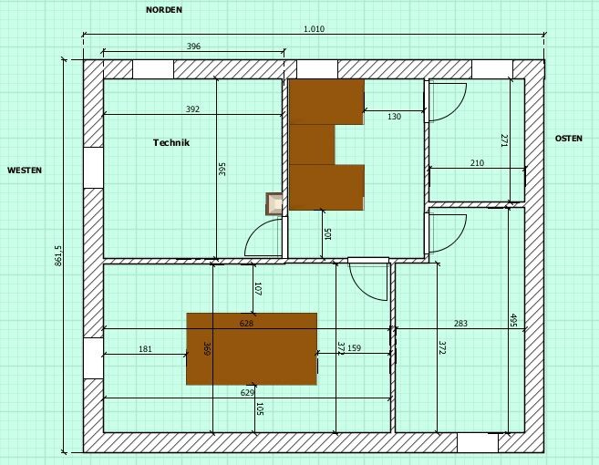 Grundriss eines Gebäudes: mehrere Räume, Türen; links Technik, braune Möbel im Zentrum.