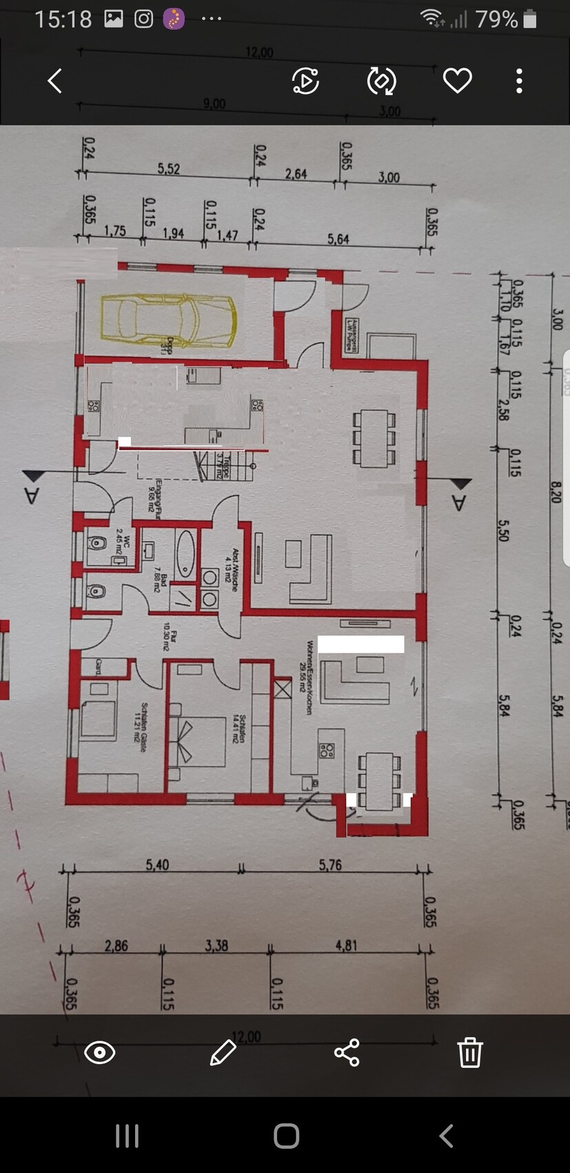 Grundriss eines Hauses mit roter Umrandung: Garage, Küche, Essbereich, Wohnzimmer, Schlafzimmer, Bad.