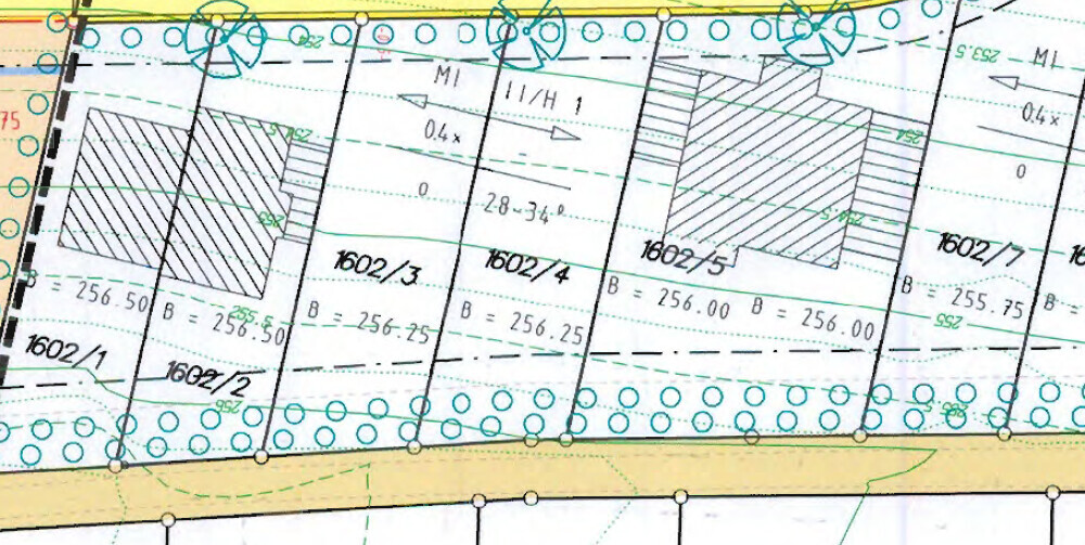 Technischer Bauplan: Parzellen mit Grenzlinien und Nummern, gelber Streifen unten.