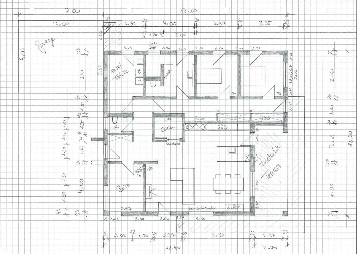 Handgezeichnete Grundrissskizze eines Hauses mit Zimmeraufteilungen und Maßen