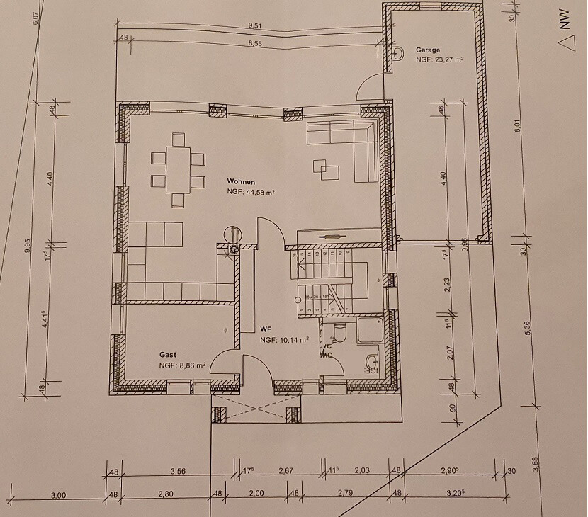 Floor plan of a house: living area, guest room, WC, stairs, and garage.