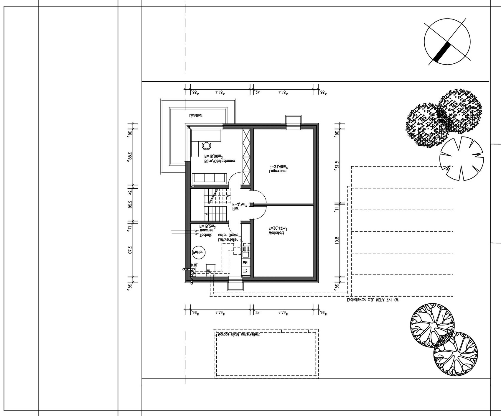 Grundriss eines Hauses mit Innenraum, Treppe, Garten und Bäumen.