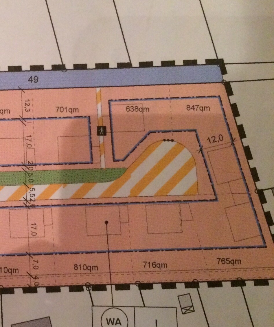 Site plan of a building plot with colored parcels and area details in square meters, paths and green spaces.