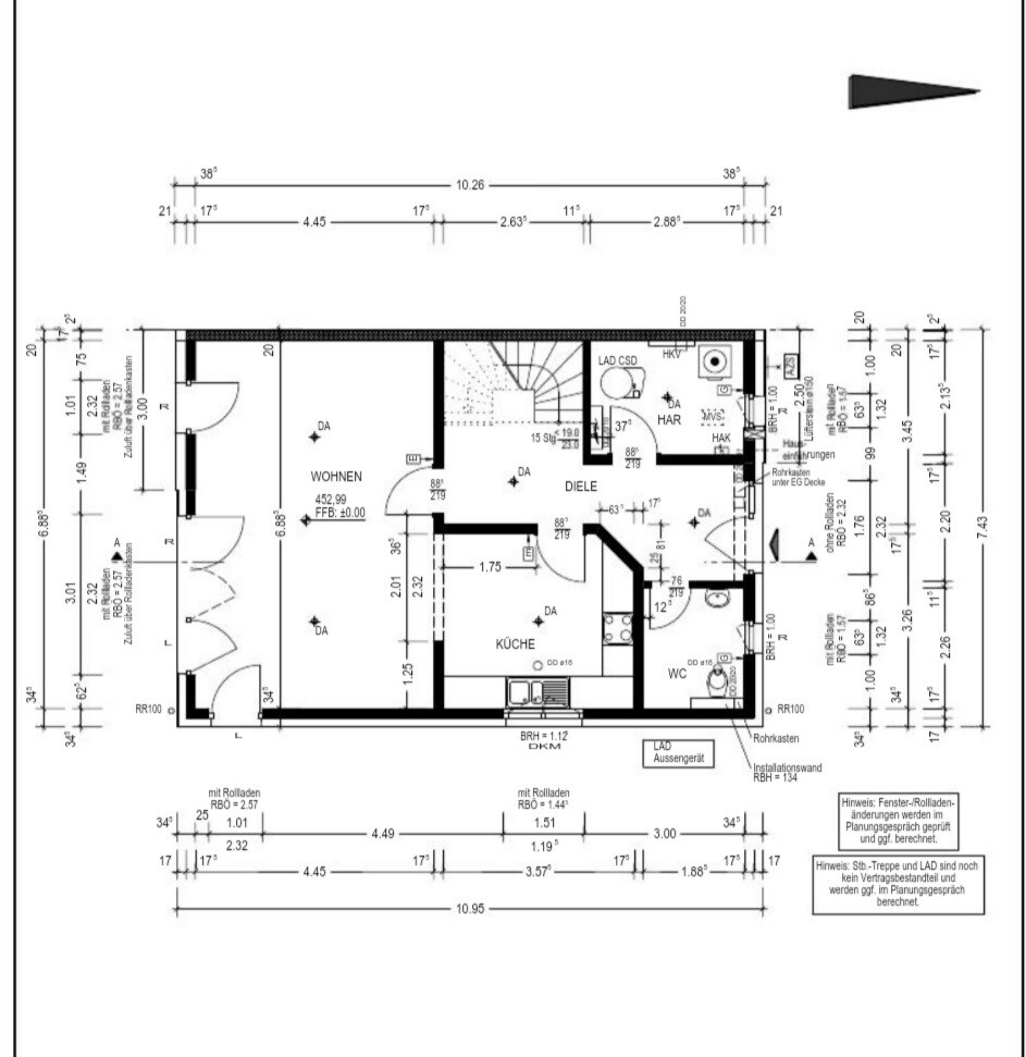 Grundriss einer Wohnung mit Wohnzimmer, Küche, Diele, Bad, WC und Treppe.
