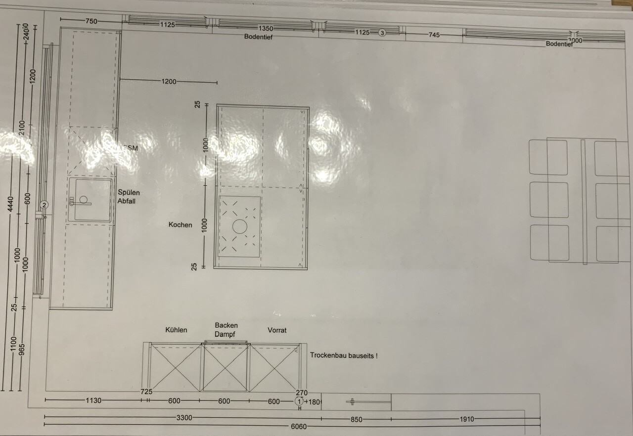 Floor plan of a kitchen with sink, cooking island, waste disposal, fridge/oven/pantry area, and dining area on the right.