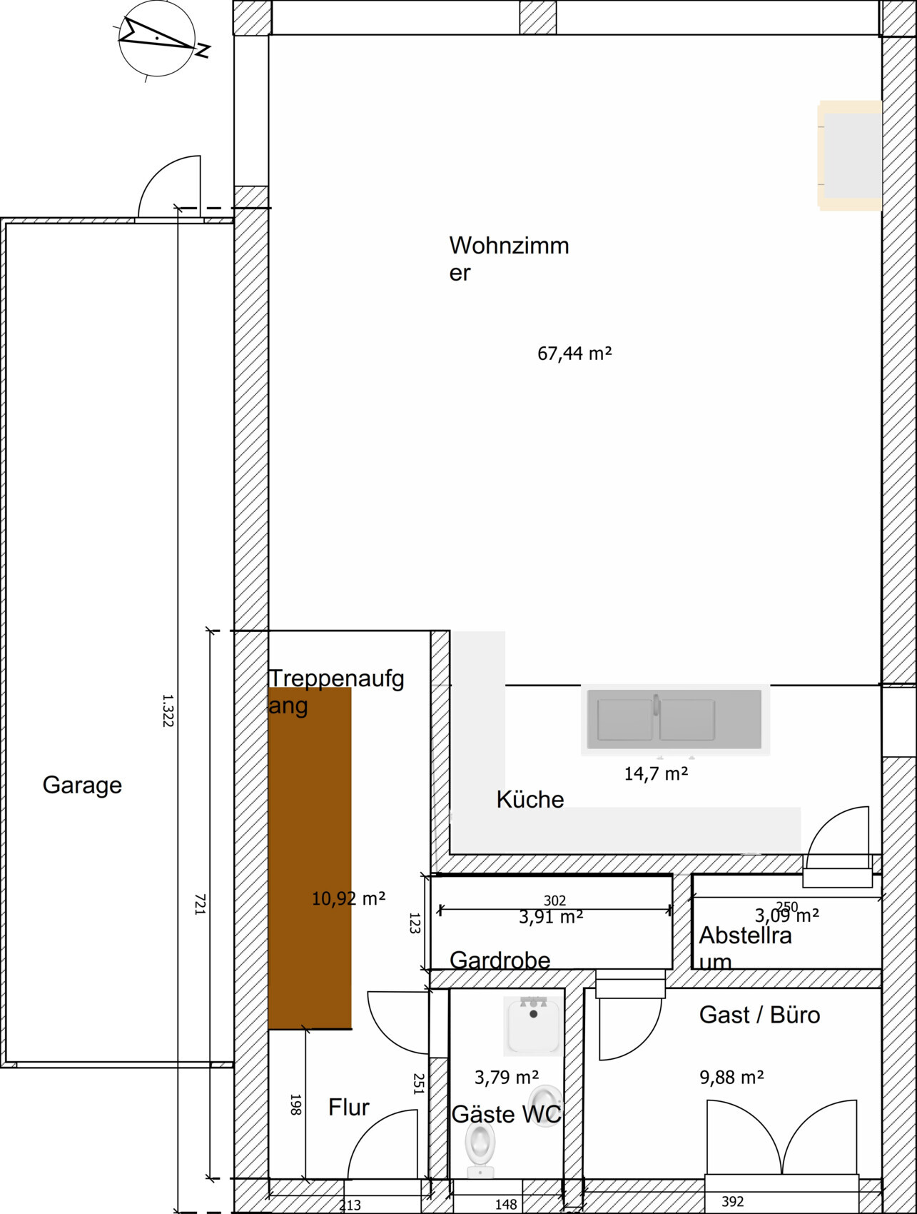 Floor plan of a house: living room, kitchen, hallway, guest toilet; garage on the left; staircase.